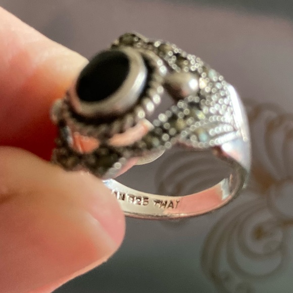 Silver (925) marked ring with black stone - Picture 3 of 3